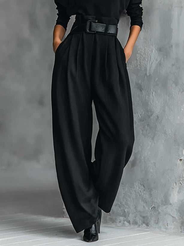 Fleur | Set with a Turtleneck Sweater and Straight-Leg Pants